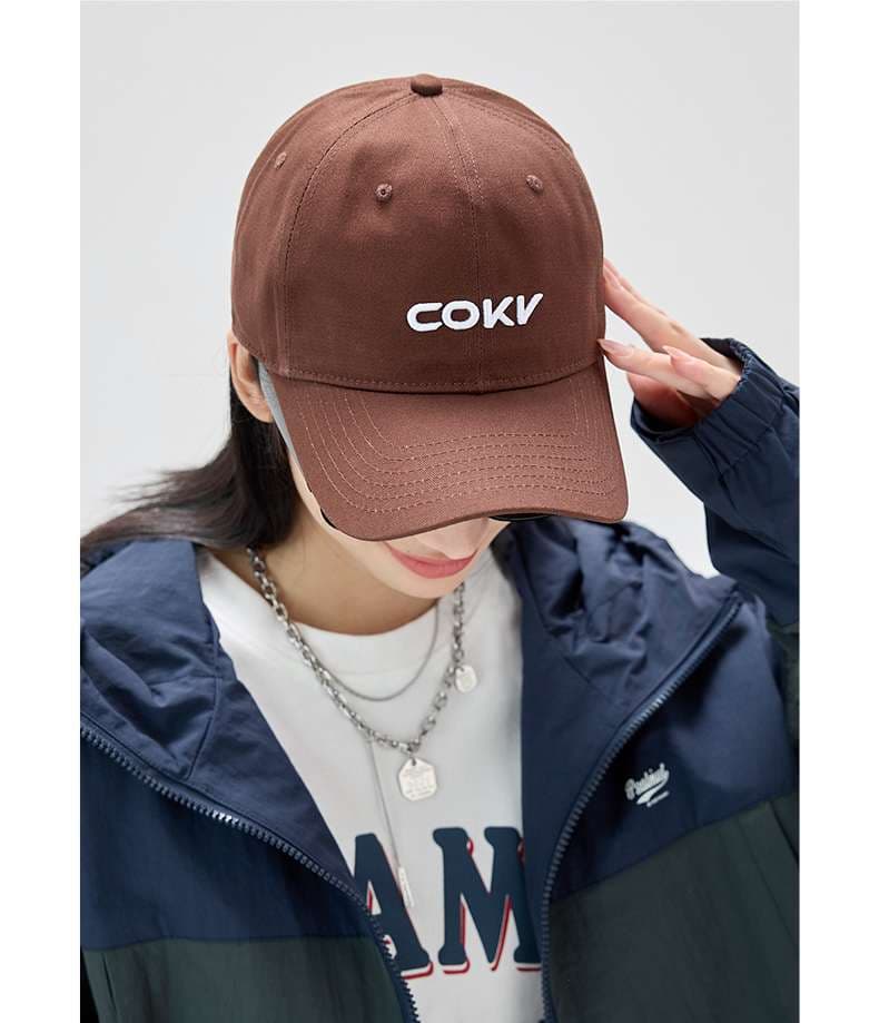 ランニングキャップ　シンプルロゴ入りスポーツキャップ