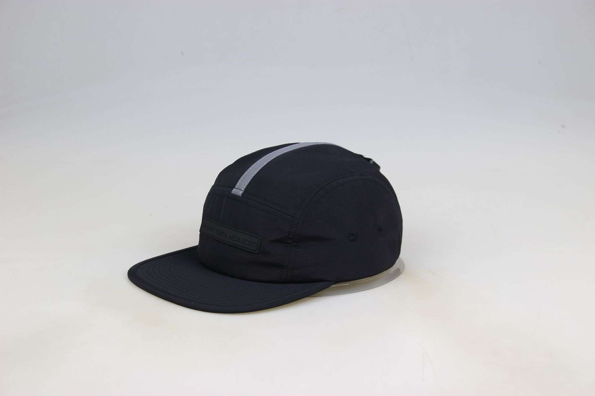 ランニングキャップ　スポーティーなロゴ入りキャップ帽