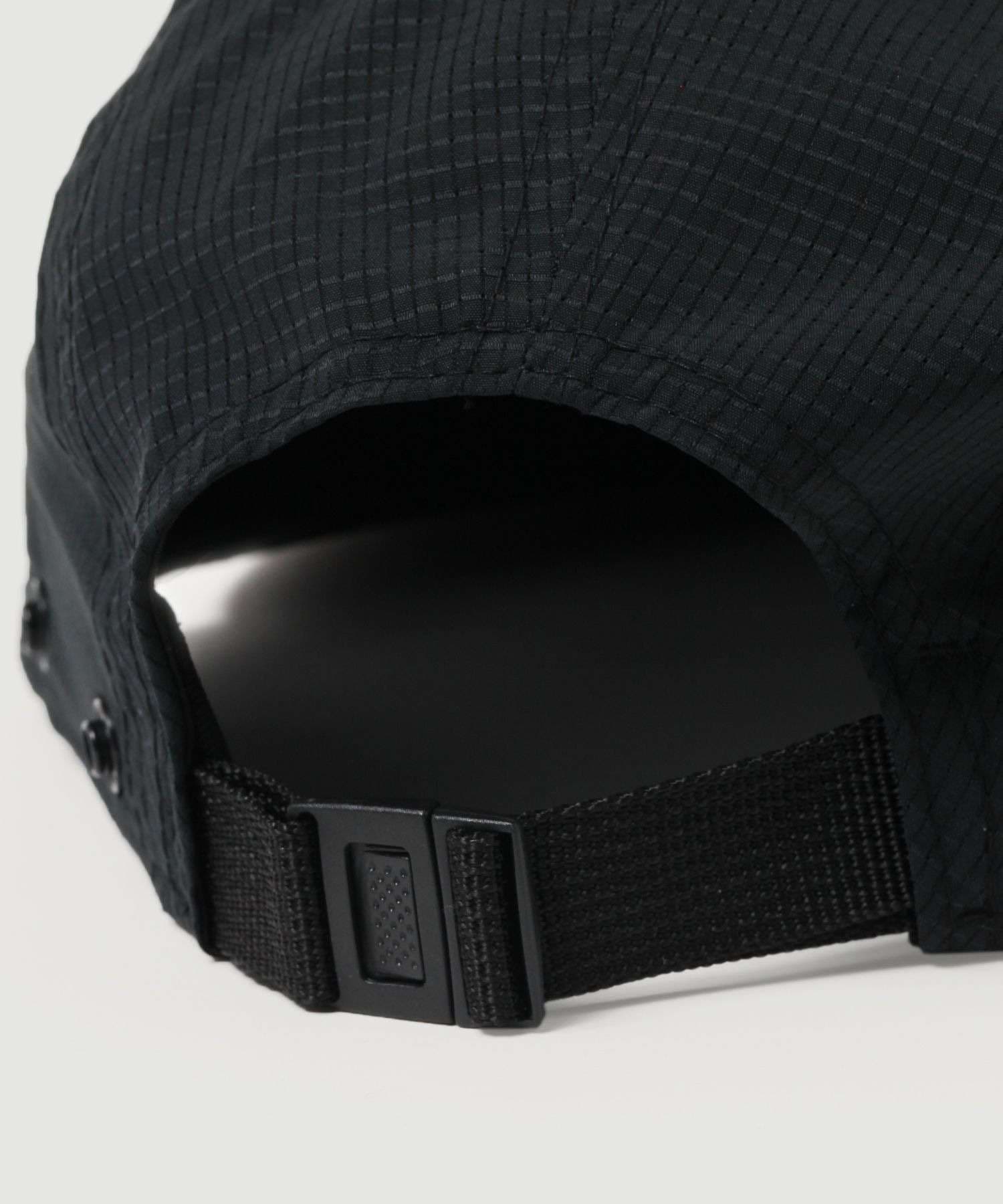 ランニングキャップ　メッシュフラップ付き機能性キャップ