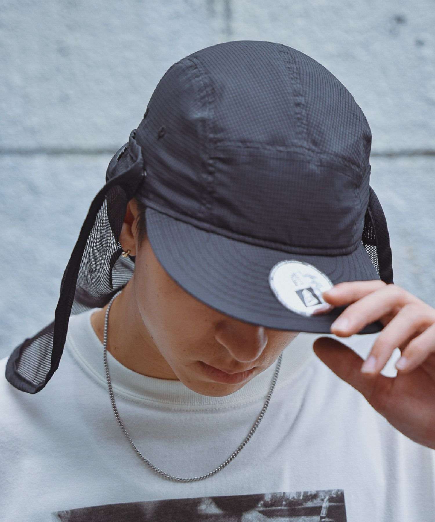 ランニングキャップ　メッシュフラップ付き機能性キャップ