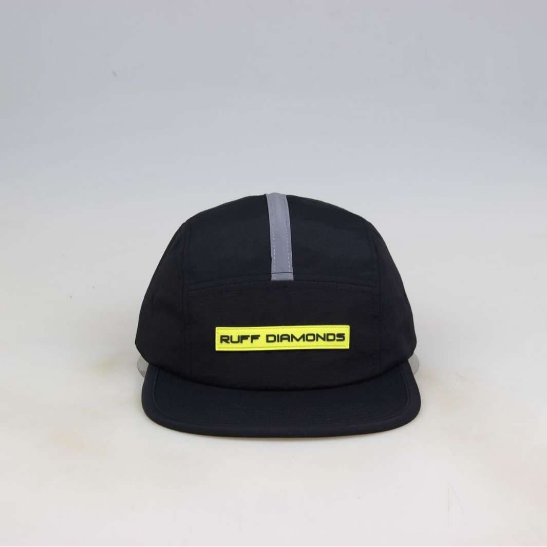 ランニングキャップ　スポーティーなロゴ入りキャップ帽