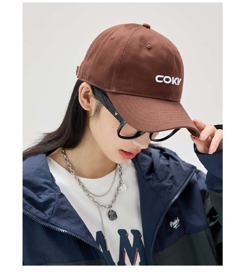 ランニングキャップ　シンプルロゴ入りスポーツキャップ